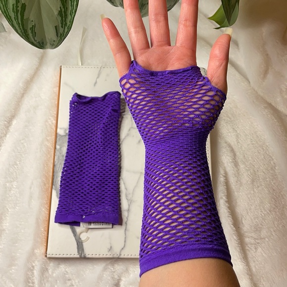 80’s Inspired Fishnet Gloves - Picture 7 of 9